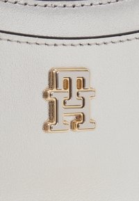 Tommy Hilfiger HOLIDAY SHOULDER BAG - Handbag - silver-coloured