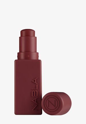 Matt dunkelroter Lippenstift mit quadratischer Basis, eingeprägtem Markennamen NABLA an der Seite und rundem Deckel daneben.