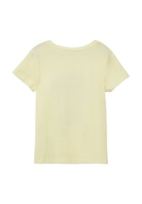 Koszulka z krótkim rękawem w miękkim żółtym kolorze z bawełny, z okrągłym dekoltem i luźnym krojem. Gładka faktura bez widocznych wzorów.