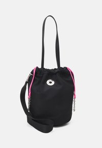Sac seau en tissu noir avec fermeture à cordon, rehaussé de cordons roses, logo argenté et bandoulière amovible. Texture lisse.