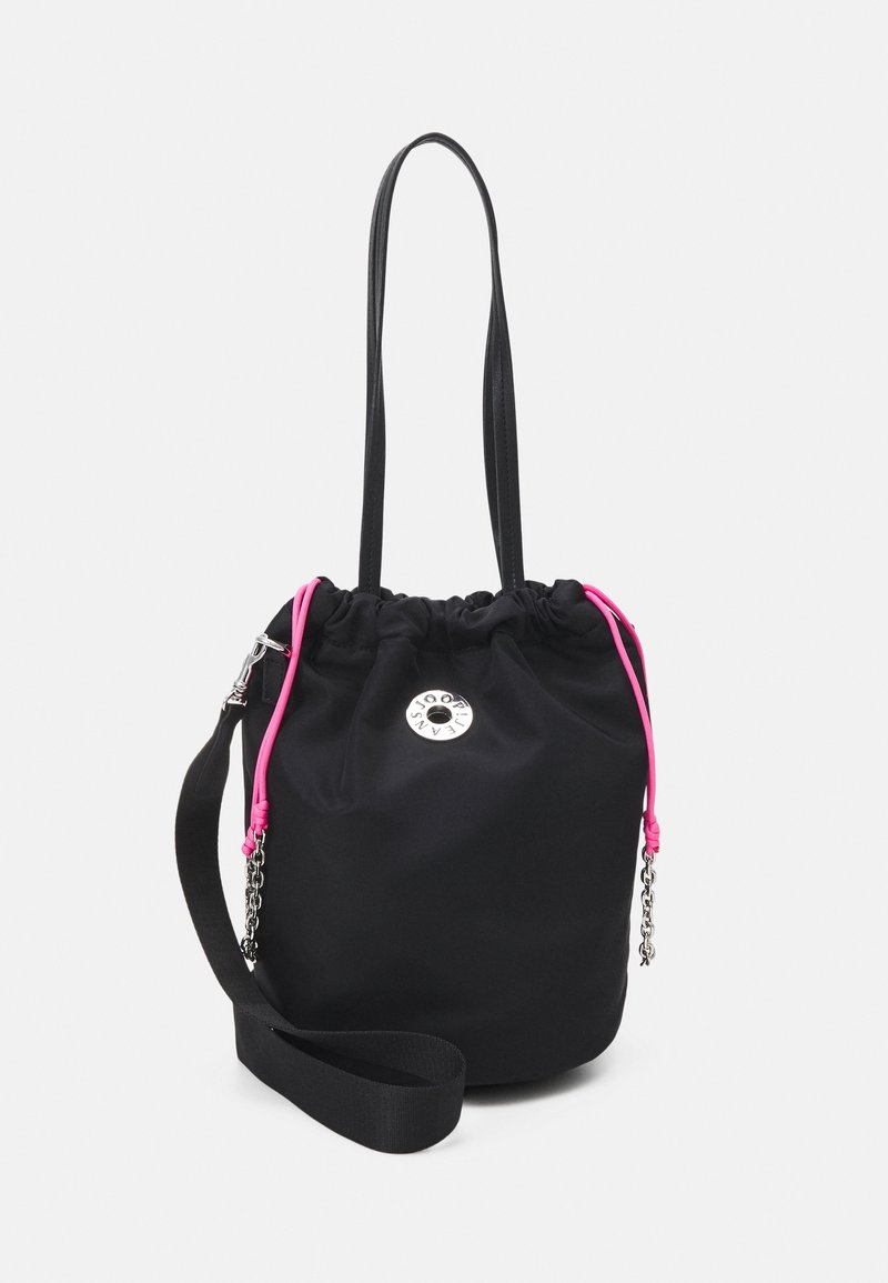 Sac seau en tissu noir avec fermeture à cordon, rehaussé de cordons roses, logo argenté et bandoulière amovible. Texture lisse.