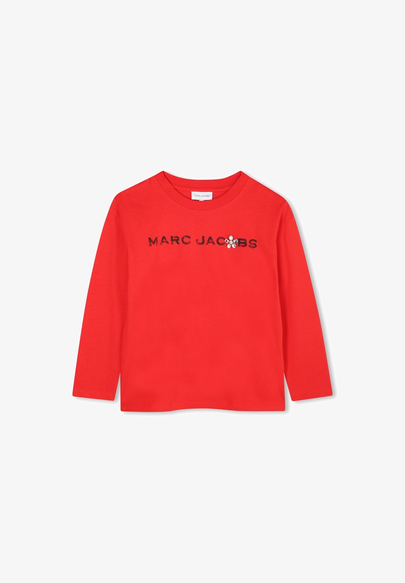 Rode katoenen shirt met lange mouwen met de tekst "MARCI JACOBS" en een decoratieve bloemaccent met witte bloemblaadjes en een zwarte kern.