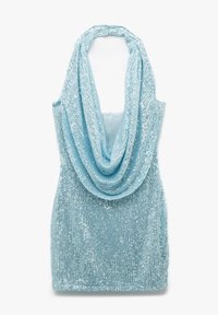 Vestido de halter con lentejuelas en azul claro, con un escote drapeado y una forma ajustada, con cierre de cremallera en la parte posterior.