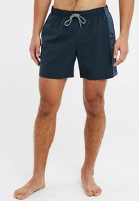 Marine zwemshorts met een koord in de taille, zijstrepen en een logo. Gemaakt van lichtgewicht, snel drogend materiaal.