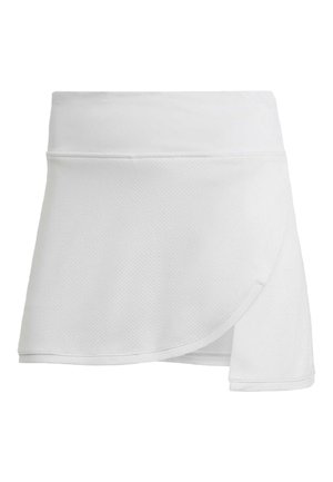 Jupe-short de sport blanche en tissu texturé et respirant. Présente un design enveloppant avec une taille lisse et une forme évasée pour faciliter le mouvement.