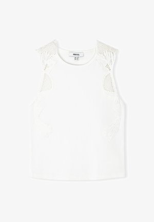 Biały prążkowany top na ramiączkach z dekoracyjnymi koronkowymi detalami na ramionach. Gładka tekstura, dopasowany krój i okrągły dekolt.