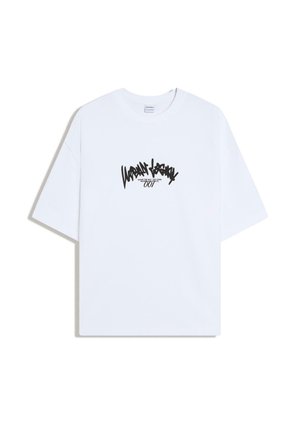 Fehér, nagy méretű póló rövid ujjakkal, fekete graffiti stílusú "Urban Legacy" felirattal és kisebb "007" szöveggel a középső elején.