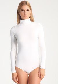 Body bianco a maniche lunghe con colletto alto, realizzato in tessuto liscio ed elasticizzato, progettato per una silhouette aderente. Senza chiusure visibili.