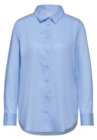 Camisa de botones de manga larga azul claro con cuello puntiagudo, que presenta un cierre frontal de botones y un dobladillo ligeramente curvado. Textura suave.