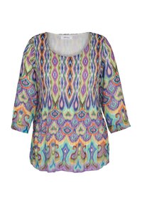 Blouse colorée et légère avec un large décolleté et des manches trois-quarts, présentant un motif abstrait vibrant en violet, vert et orange.