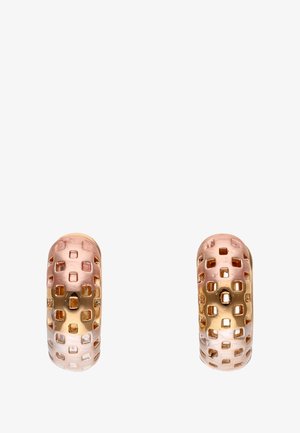 Arany színű karika fülbevalók, texturált felülettel, négyzet alakú kivágásokkal. Színátmenet világos aranytól sötét aranyig, sima felület.