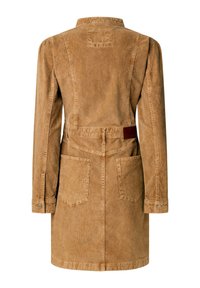 Giacca in corduroy marrone con silhouette aderente, colletto stand-up, tasche a pattina e vita regolabile con cintura. Cuciture e dettagli di texture notevoli.