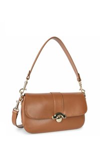 Sac en cuir de couleur marron moyen avec un rabat incurvé, des ferrures en métal doré et une bandoulière amovible. Texture lisse, design simple.