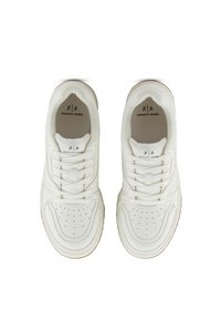 Coppia di sneaker bianche Armani Exchange con punte traforate e logo sulla linguetta e sulle soletta, viste dall'alto su sfondo bianco.