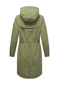 Olijfgroene waterdichte jas met capuchon, elastische taille en lange mouwen. Voorzien van een achterkant met flap en drukknoopsluiting aan de onderkant voor verstelbaarheid.