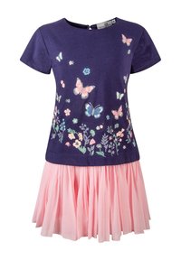 Fialové šaty s krátkým rukávem a sukní z růžového tylu, ozdobené potiskem motýlů a květin v pastelových barvách; jemný bavlněný materiál.