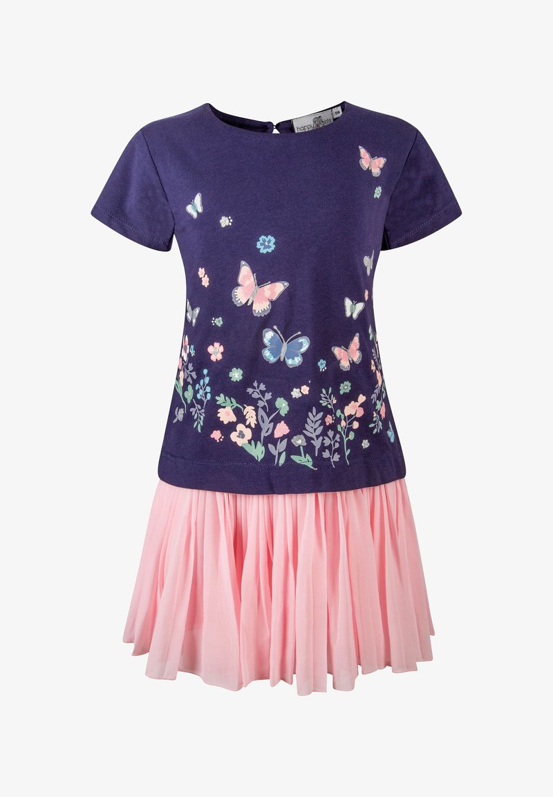 Fialové šaty s krátkým rukávem a sukní z růžového tylu, ozdobené potiskem motýlů a květin v pastelových barvách; jemný bavlněný materiál.
