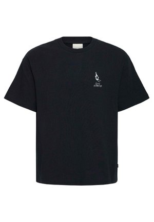 T-shirt noir à manches courtes avec un petit visuel blanc représentant une main tenant une bouteille et le texte « STAY HYDRATED » sur la poitrine gauche.