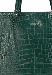 Sac à main vert foncé avec texture crocodile, logo en métal argenté "PICARD" et bandoulière nouée avec accent carré en argent.