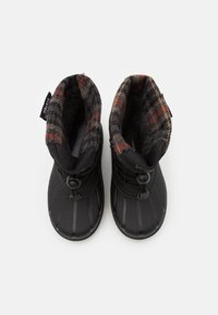 Černé voděodolné boty s gumovou podrážkou, se soft, vzorovanou textilní podšívkou v šedé, oranžové a černé barvě. Nastavitelný uzávěr v oblasti kotníku.