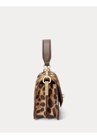 Leopardikuvioinen käsilaukku, jossa on karvainen pintamateriaali, ruskea nahkahihna, kultaiset metalliosat ja suorakaiteen muotoinen muoto.