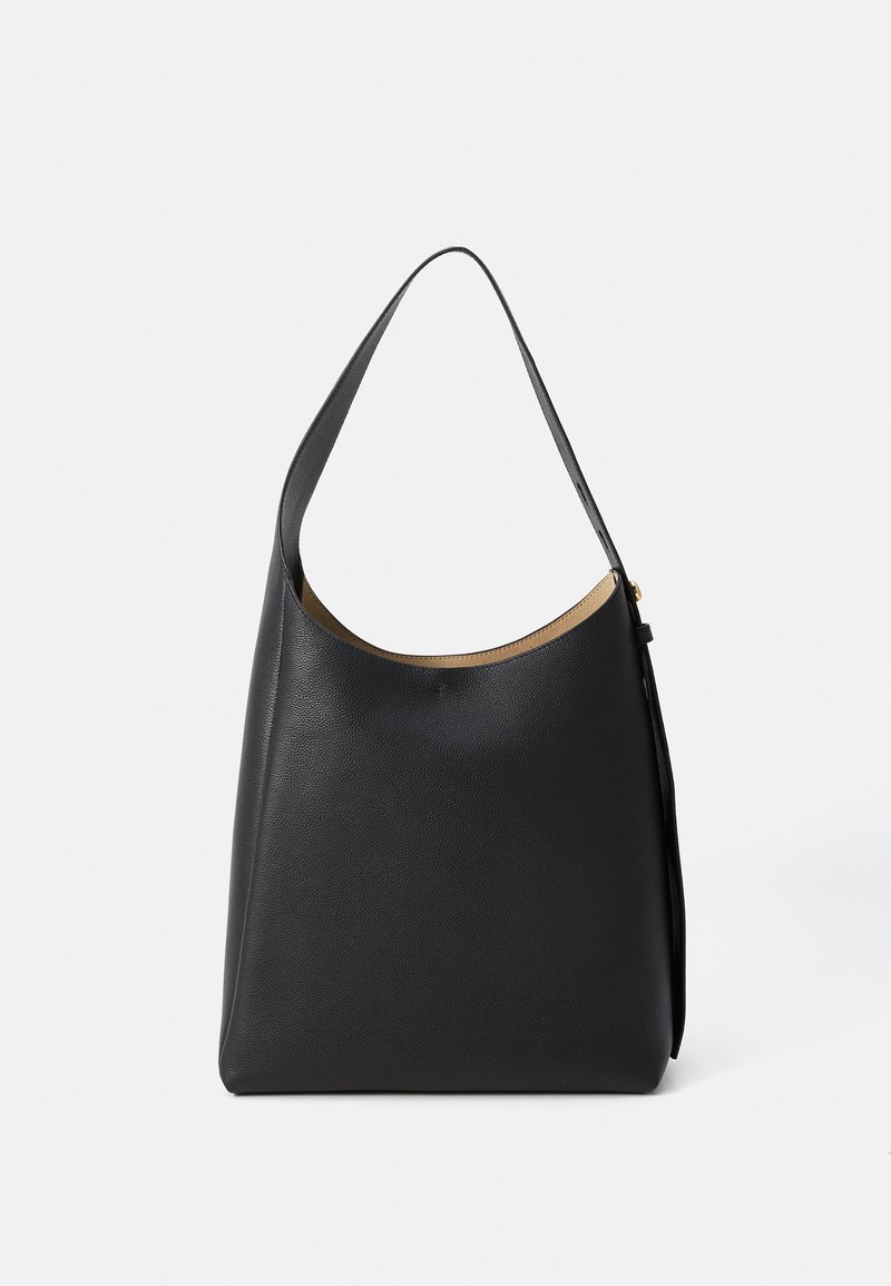 Sac à épaule en cuir noir avec une texture lisse, une poignée incurvée et un intérieur beige contrastant. Design minimaliste et silhouette élancée.