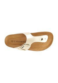 Sandalo piatto color oro con una fascia ampia, fibbia regolabile e soletta morbida marrone. Presenta un design con inserto tra le dita e una finitura liscia.