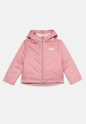 Розово яке с качулка, с цип отпред, дълги ръкави и логото на The North Face на лявата страна на гърдите върху бял фон.