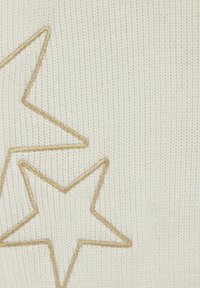 Material tricotat crem, decorat cu forme de stele brodate cu fir auriu în dimensiuni variate, texturat cu o finisare ușor ridicată pe un fundal neted.
