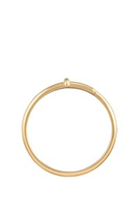 Goldfarbener Ring mit einem glatten, abgerundeten Band und einem kleinen erhabenen Akzent in der oberen Mitte, der ein einfaches und minimalistisches Design aufweist.