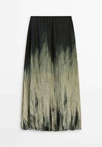 Jupe longue et fluide en tissu léger, présentant un dégradé allant du vert foncé au beige clair avec une texture légèrement froissée.