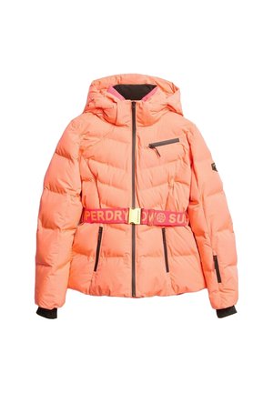 Polstret pufferjakke i skarp orange med fast hætte, sorte lynlåslommer og et iøjnefaldende pink bælte med logo-design og gul spænde.