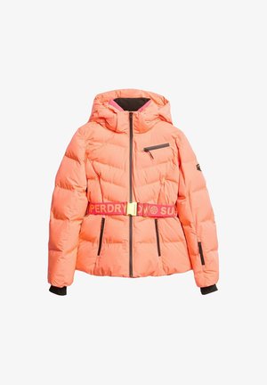 Polstret pufferjakke i skarp orange med fast hætte, sorte lynlåslommer og et iøjnefaldende pink bælte med logo-design og gul spænde.