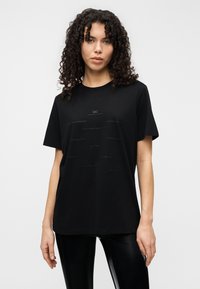 Μαύρο βαμβακερό T-shirt με κοντά μανίκια, στρογγυλή λαιμόκοψη. Διαθέτει διακριτικό ανάγλυφο κείμενο και λογότυπο στο στήθος, μινιμαλιστικός σχεδιασμός.