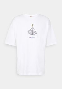 Hvid bomulds-t-shirt med en afslappet pasform, prydet med et grafisk print af en kran og Champion-logoet i blå og rød nederst.