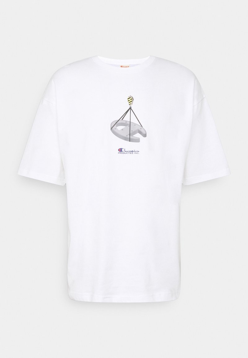 Hvid bomulds-t-shirt med en afslappet pasform, prydet med et grafisk print af en kran og Champion-logoet i blå og rød nederst.