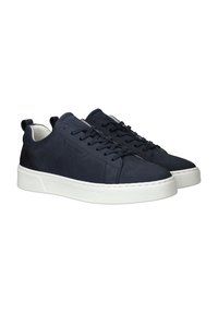 Marineblauwe suède sneakers met witte rubberen zolen, ronde neuzen en vetersluiting. Voorzien van een achterste trekband en een gladde structuur.