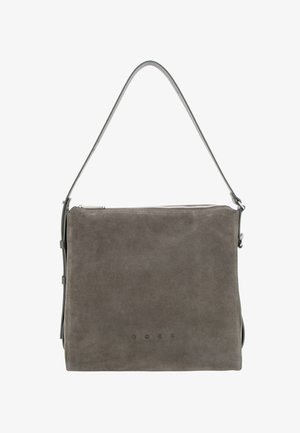 Graue Umhängetasche aus Wildleder mit Reißverschluss oben und dünnem Riemen, minimalistisches Design mit kleinem, geprägtem Markennamen zentriert nahe am unteren Rand.