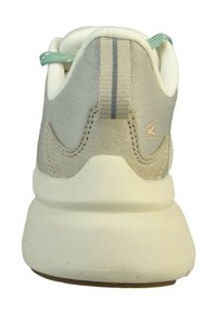 Sneaker grigio chiaro con tomaia in rete e suede, tacco arrotondato e suola bianca spessa. Presenta un lacci verde menta e sottili strisce grigie.