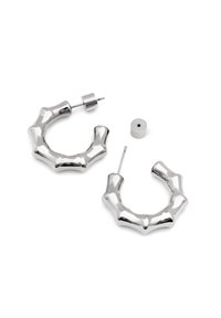 Pendientes hoop de plata con un diseño texturizado inspirado en el bambú. Incluyen un cierre de gancho y mariposa. Se pueden ver tres piezas distintas.