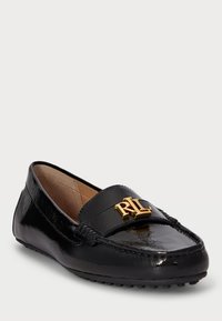 Čierne lakované kožené mokasíny s dekoratívnym pásikom so zlatým logom "RL", zaoblenou špičkou a textúrovanou podrážkou.
