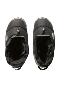 Scarpe slip-on imbottite nere con chiusura a coulisse e linguetta; tomaia in morbido tessuto con superficie texturizzata e suola rinforzata.