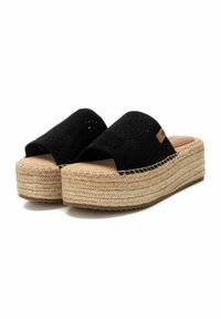 Sandalias de ante negro perforado con puntera abierta redondeada y una plataforma de cuña de yute trenzado, con una plantilla marrón y una suela de goma.