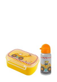 Gelbe Brotdose mit weißen Griffen und gestreiftem Deckel, auf dem ein Bagger-Motiv abgebildet ist; graue Wasserflasche mit orangefarbenem Deckel und ähnlichen Designelementen.