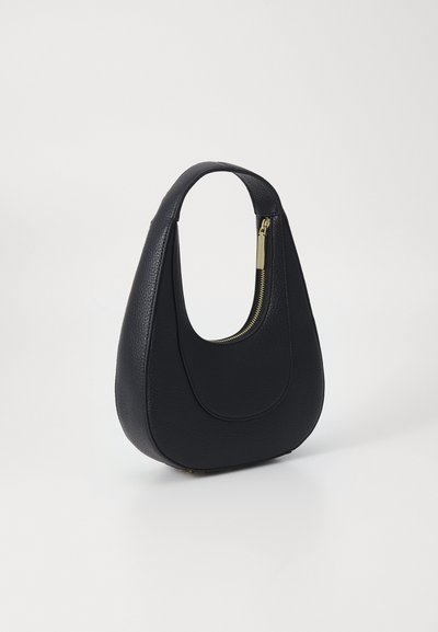 Μαύρη δερμάτινη τσάντα ώμου με καμπυλωτή σιλουέτα, κοντή λαβή και χρυσή λεπτομέρεια φερμουάρ. Υφή με υφή και λείες λεπτομέρειες.