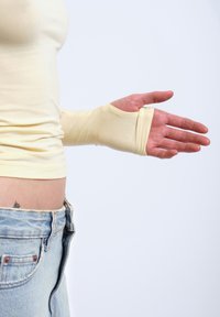 Keltainen pitkähihainen paita, jossa on peukalonaukot. Pehmeä kangas, vartalon myötäinen muotoilu ja ribbikuvio. Yhdistetty vaaleansinisiin farkkuihin.