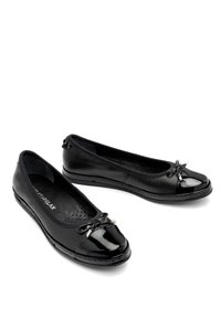 Czarne baletki ze skóry z połyskującym, lakierowanym noskiem, ozdobnym kokardką oraz perforowaną wkładką dla lepszej oddychalności. Płaska podeszwa.