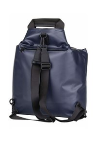 Zaino impermeabile blu navy con finitura testurizzata, manico superiore, spallacci regolabili e dettagli in metallo nero per una chiusura sicura.