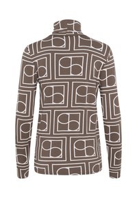 Langsleeve top in bruin met een geometrisch wit patroon van in elkaar grijpende vormen. Voorzien van een hoge kraag en zachte, gestructureerde stof.