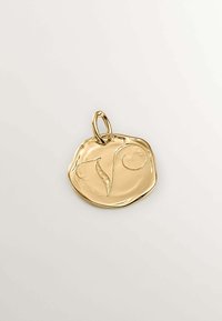 Colgante de oro con una forma orgánica y texturizada, que presenta un diseño en espiral grabado en la superficie. Incluye un lazo para su sujeción.